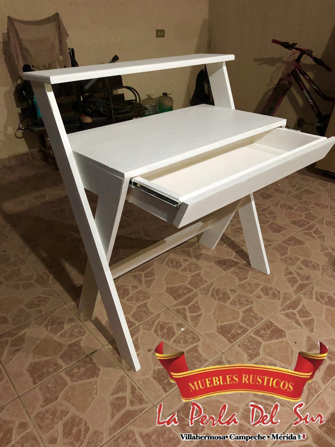 ESCRITORIO MINIMALISTA, DOBLE NIVEL.