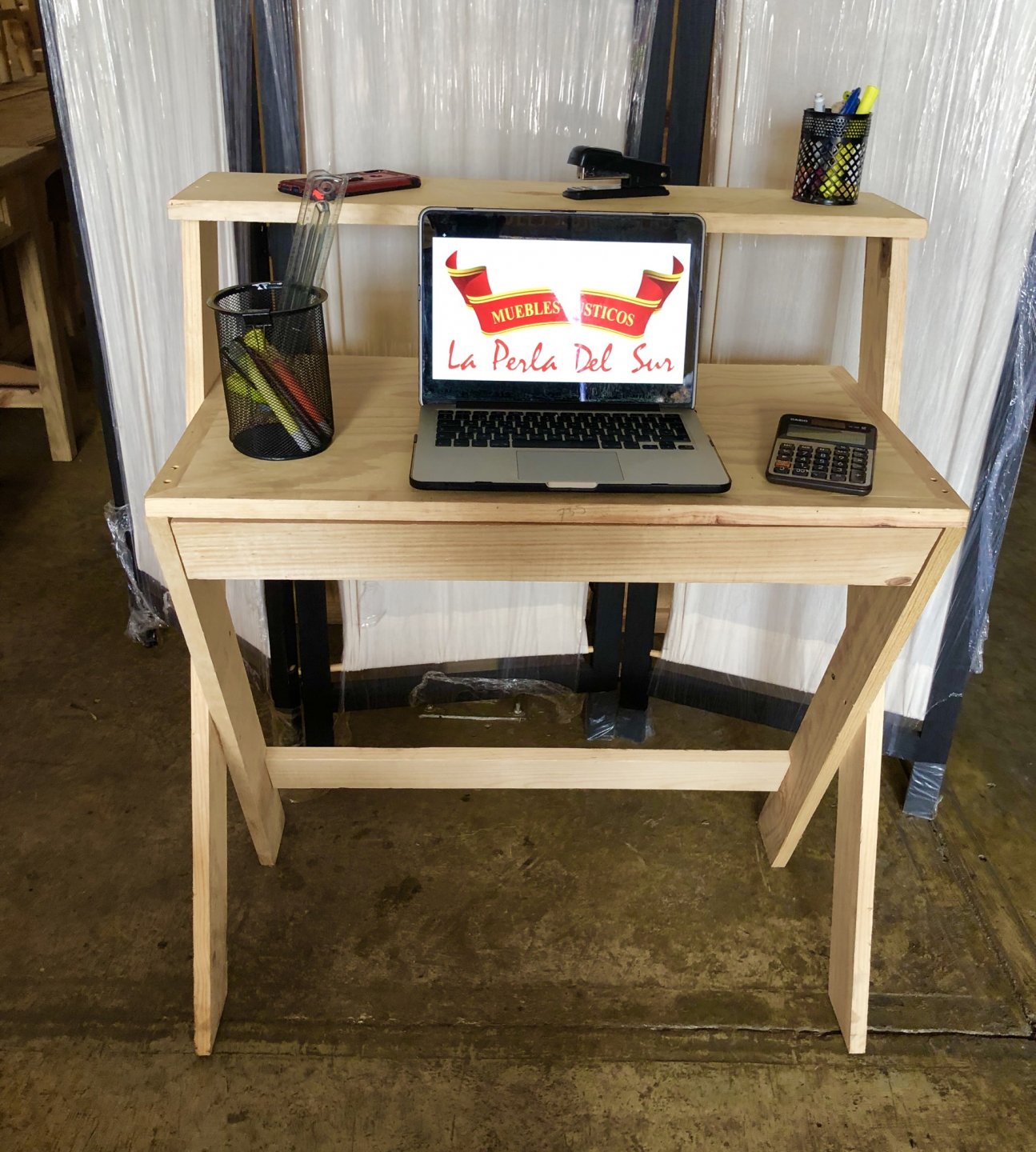 ESCRITORIO MINIMALISTA, DOBLE NIVEL. - Imagen 2