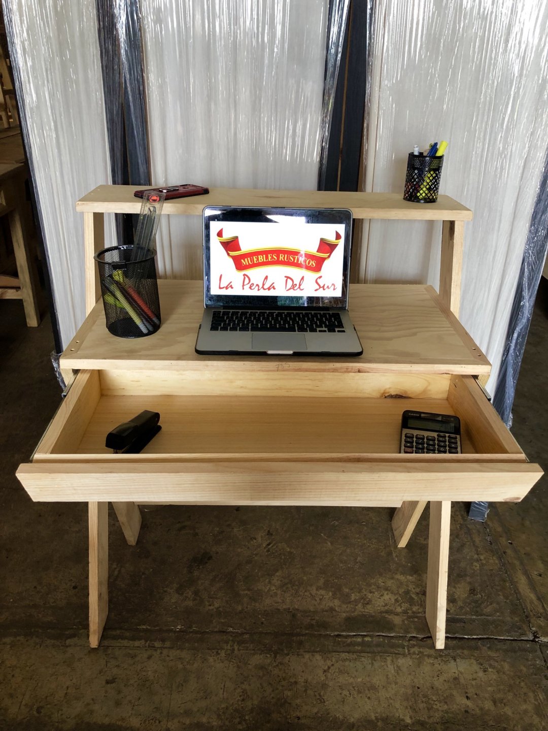 ESCRITORIO MINIMALISTA, DOBLE NIVEL. - Imagen 3