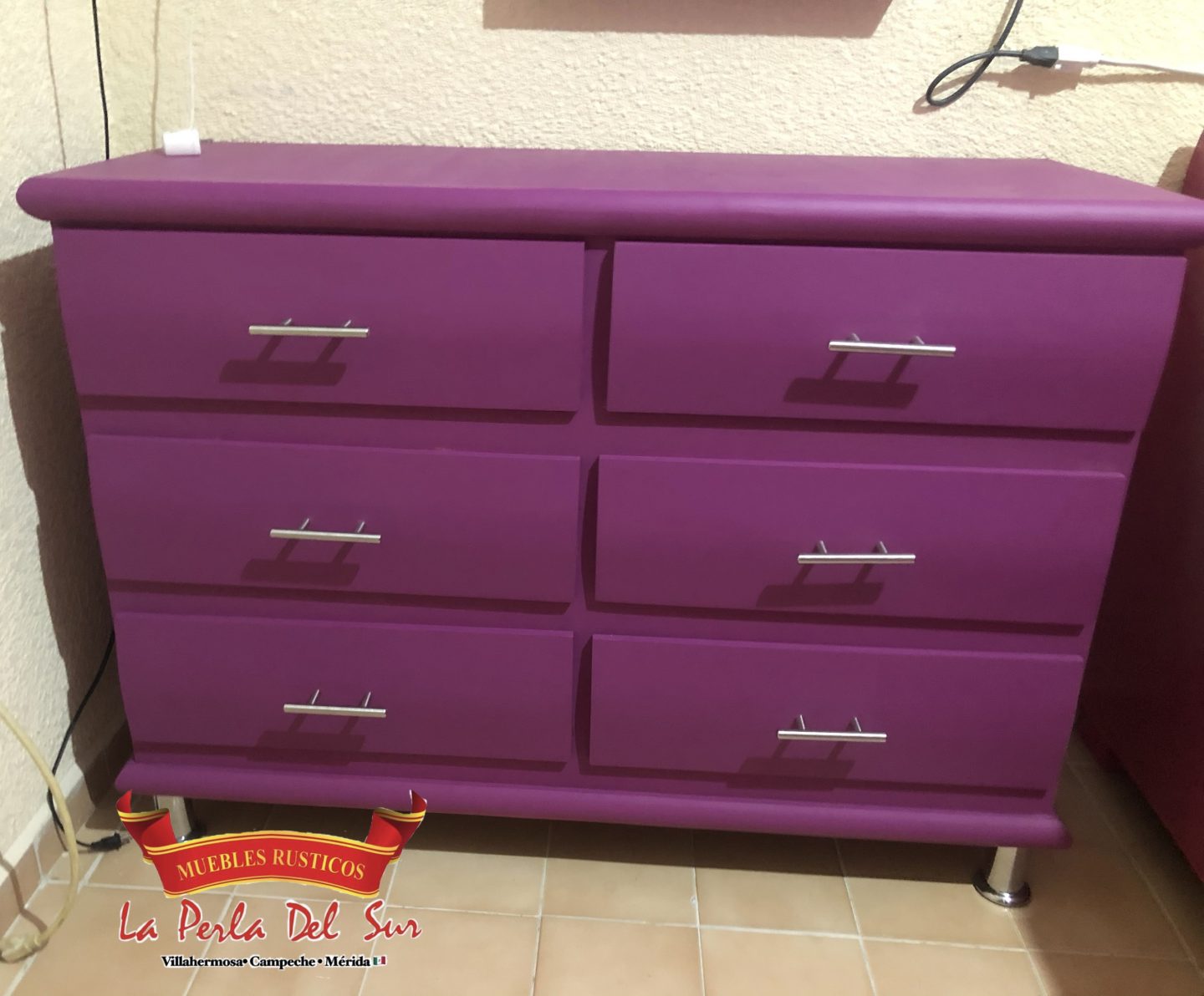CAJONERA ACOSTADA DE 6 REFORZADA ROSA. CON PATAS CROMADAS.