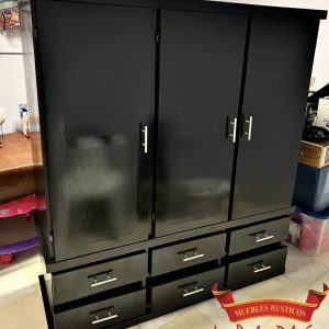 CLOSET MEDIANO DE 3 PUERTAS BARNIZADO EN ALTO BRILLO