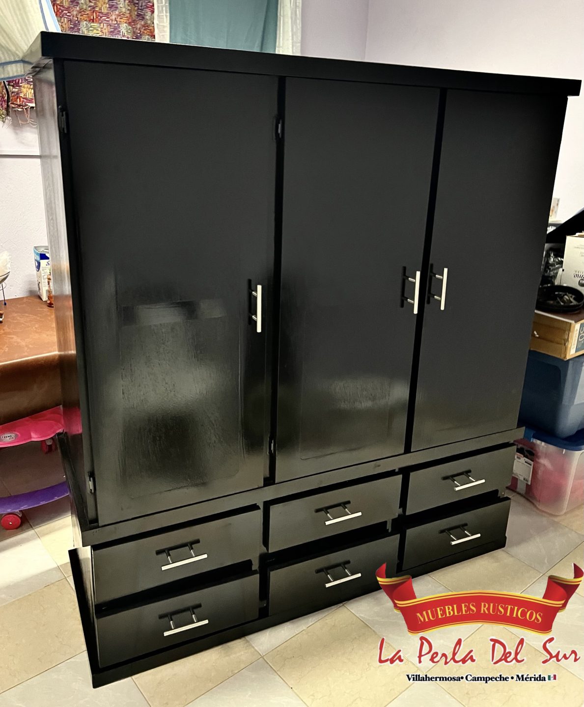 CLOSET MEDIANO DE 3 PUERTAS BARNIZADO EN ALTO BRILLO