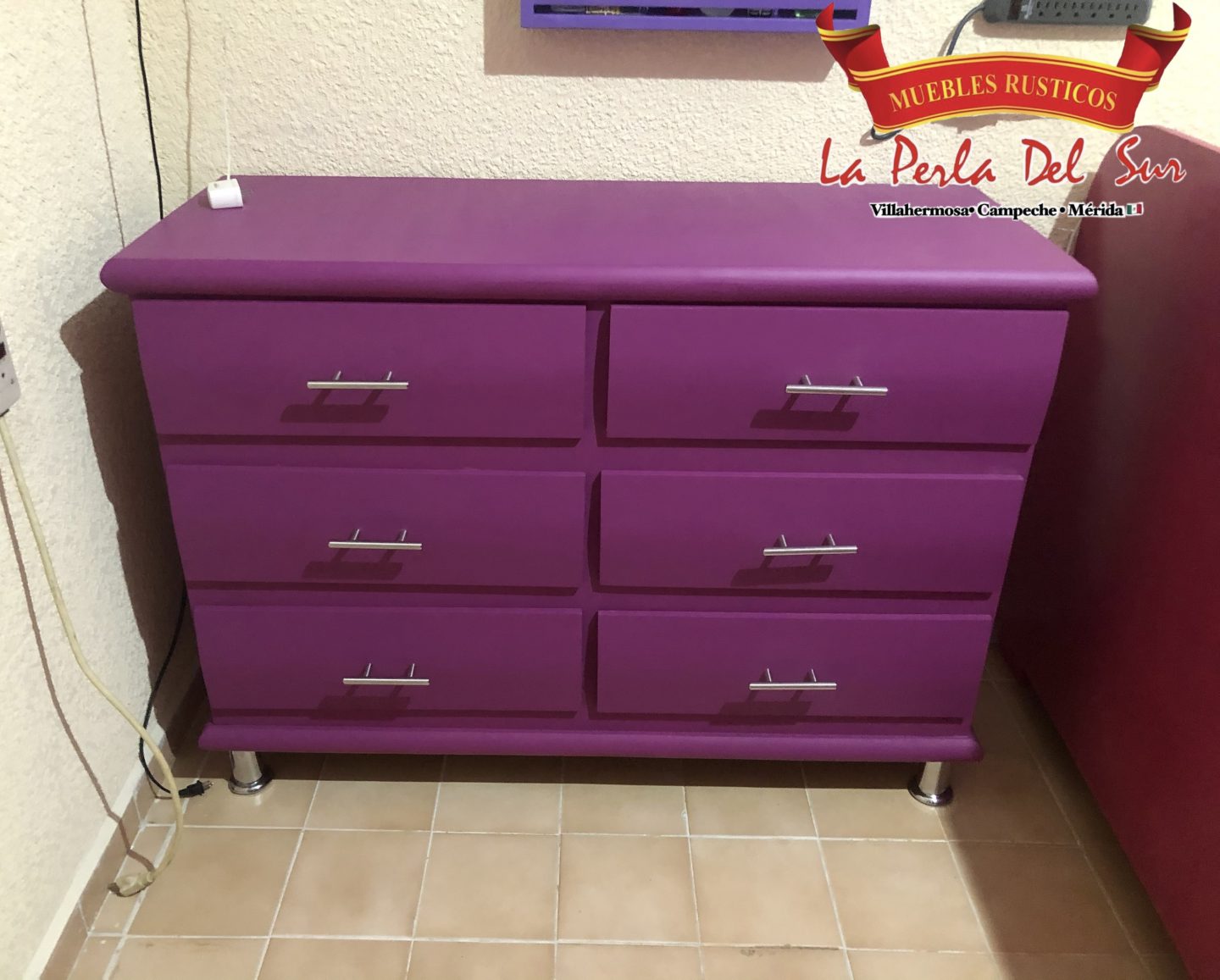 CAJONERA ACOSTADA DE 6 REFORZADA ROSA. CON PATAS CROMADAS. - Imagen 3